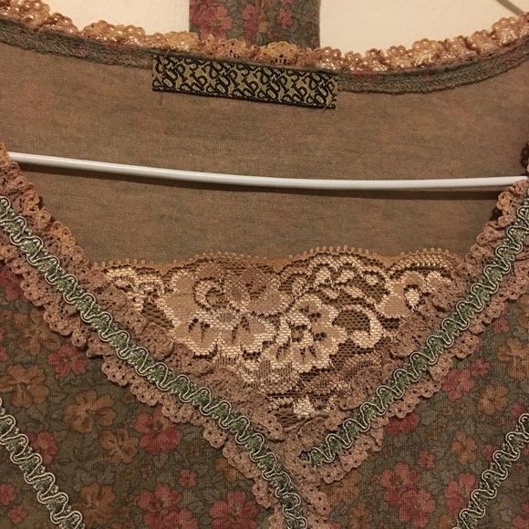 Flower patterned blouse - Picture 3 of 3